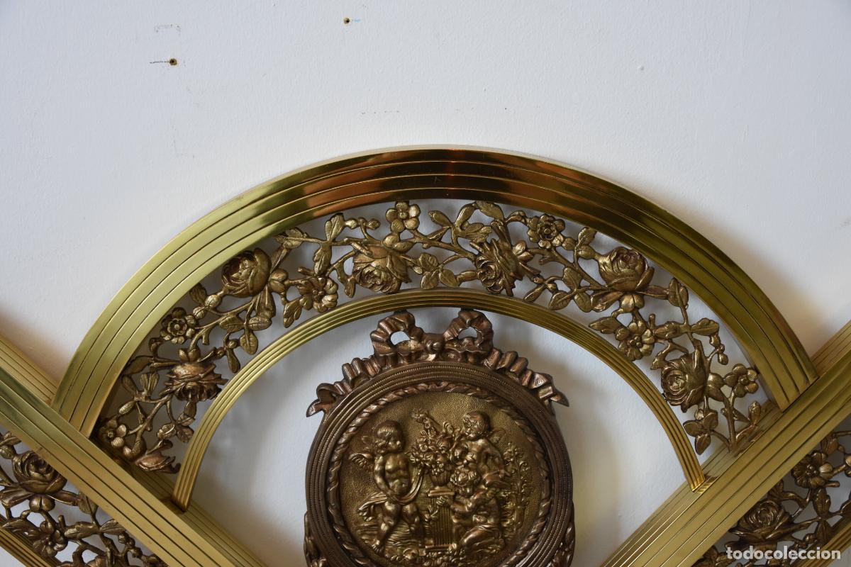 Antig&uuml;edades: Cama antigua de bronce con medallones - Foto 3