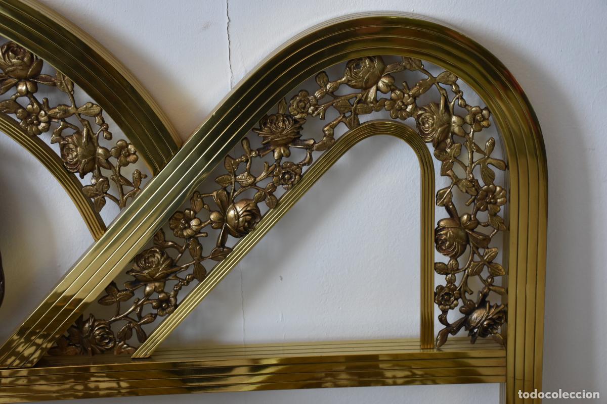 Antig&uuml;edades: Cama antigua de bronce con medallones - Foto 4