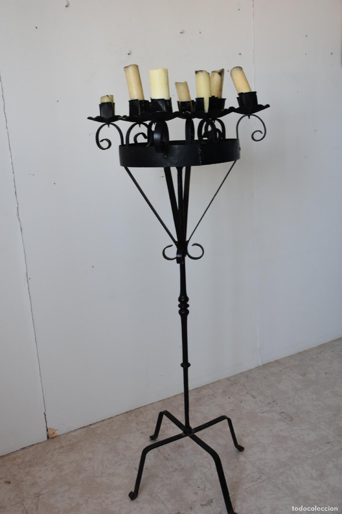 Antig&uuml;edades: Candelabro de pie de forja con 8 brazos - Foto 3