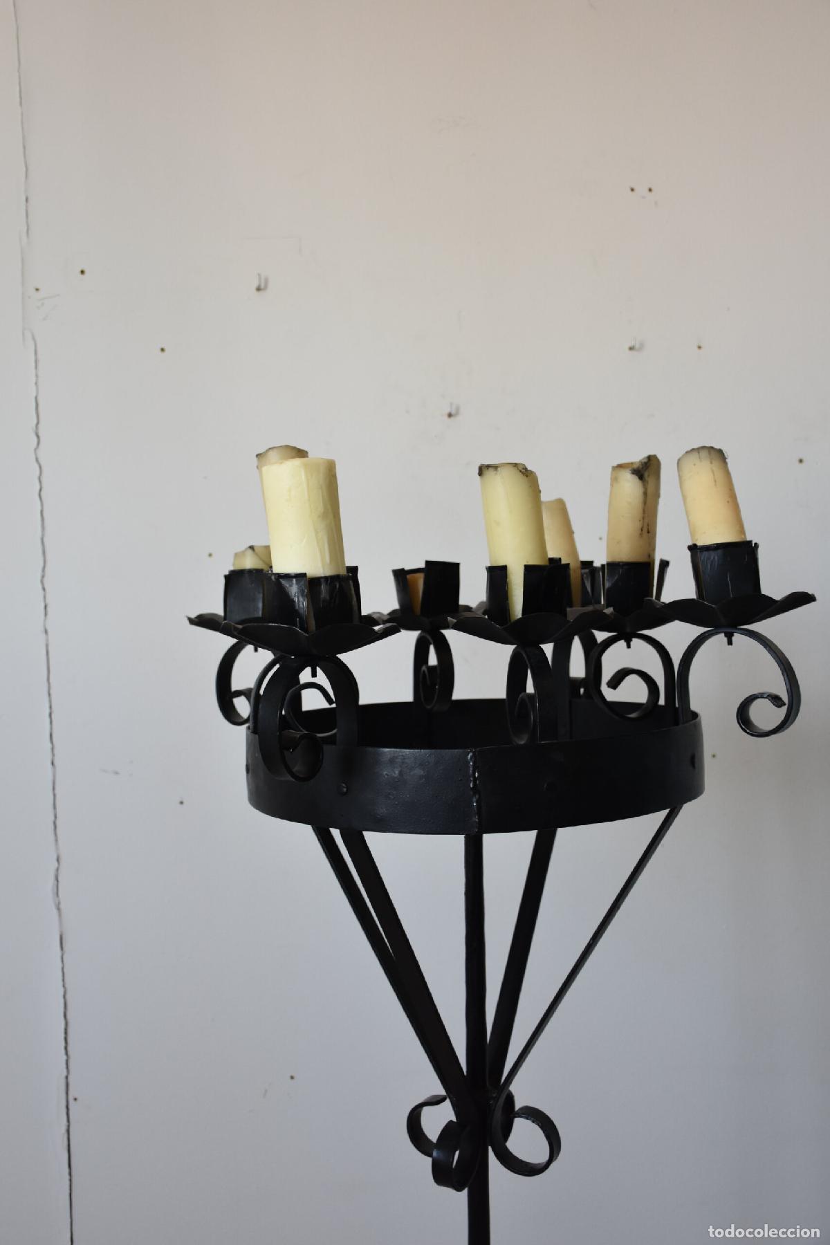 Antig&uuml;edades: Candelabro de pie de forja con 8 brazos - Foto 4