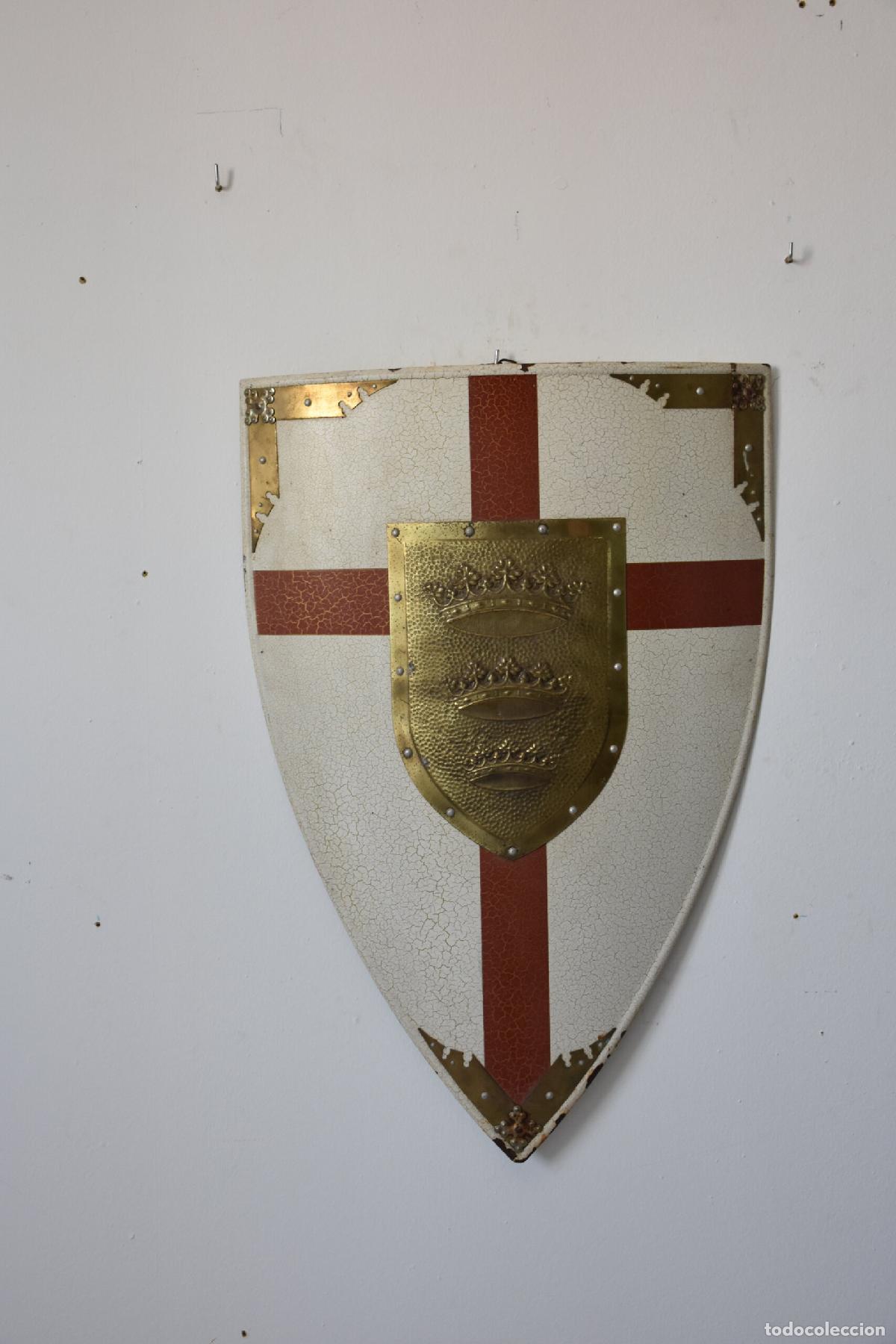 Antiquit&eacute;s: Escudo heraldico medieval con cruz roja