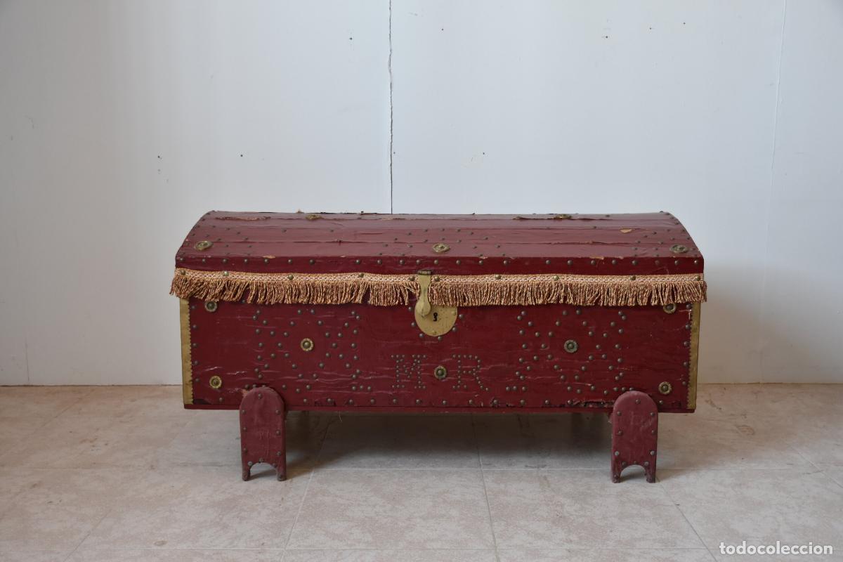 Antiquit&eacute;s: Baul antiguo rojo de madera policromada