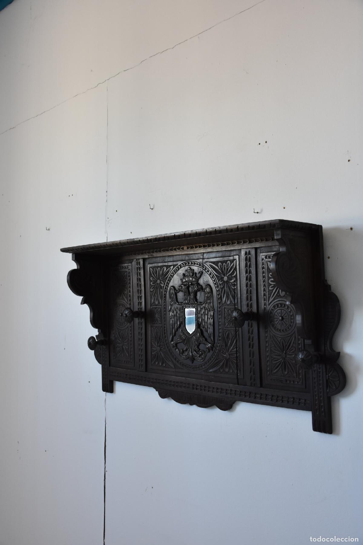 Antig&uuml;edades: Perchero tallado con aguila heraldica - Foto 2