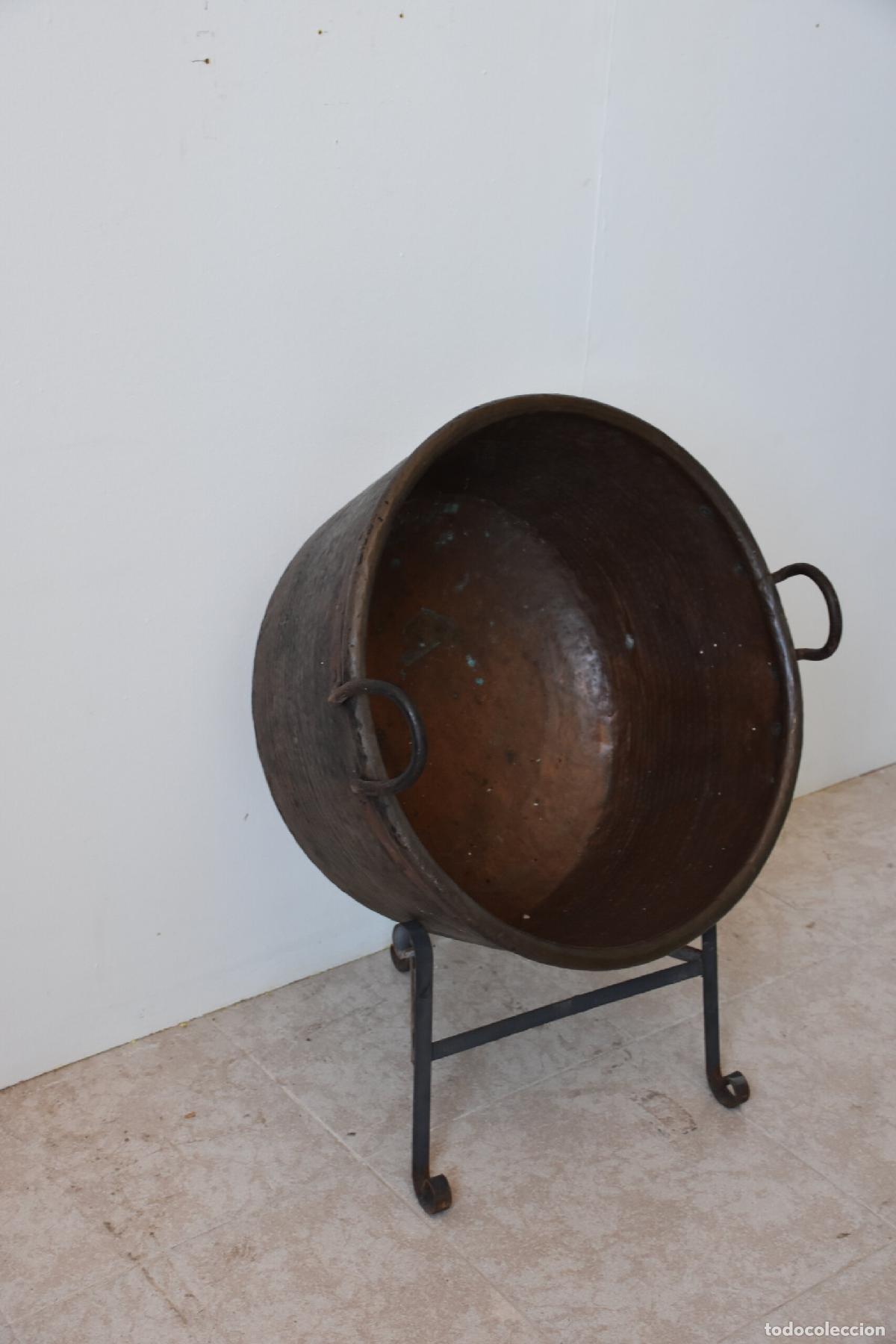 Antig&uuml;edades: Gran caldero de cobre con soporte - Foto 2