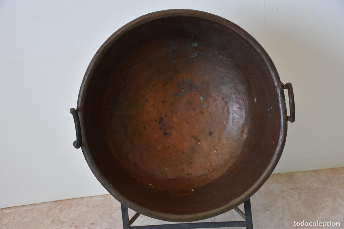 Antig&uuml;edades: Gran caldero de cobre con soporte - Foto 4