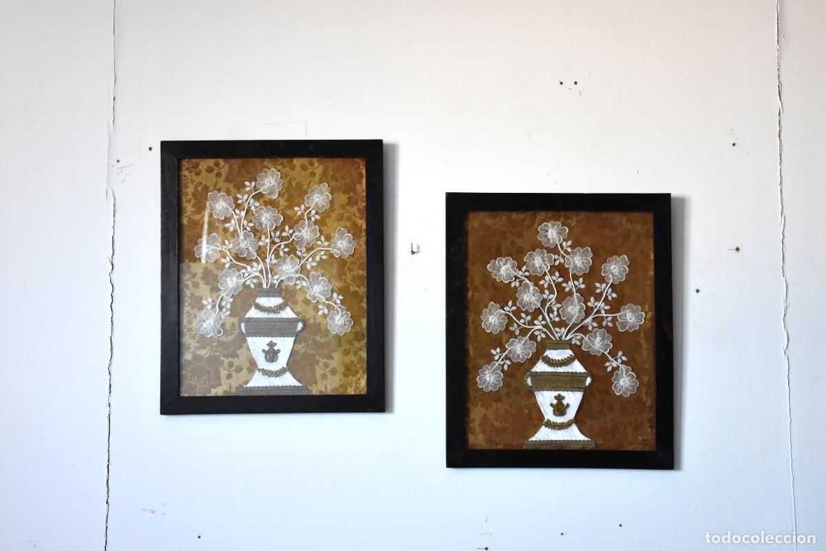 Antig&uuml;edades: Pareja de cuadros con flores bordadas sobre seda