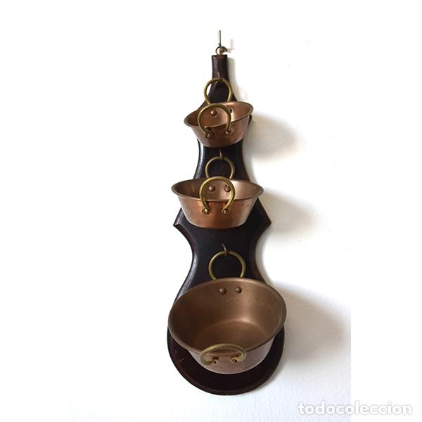 Antig&uuml;edades: Soporte decorativo cazos cobre