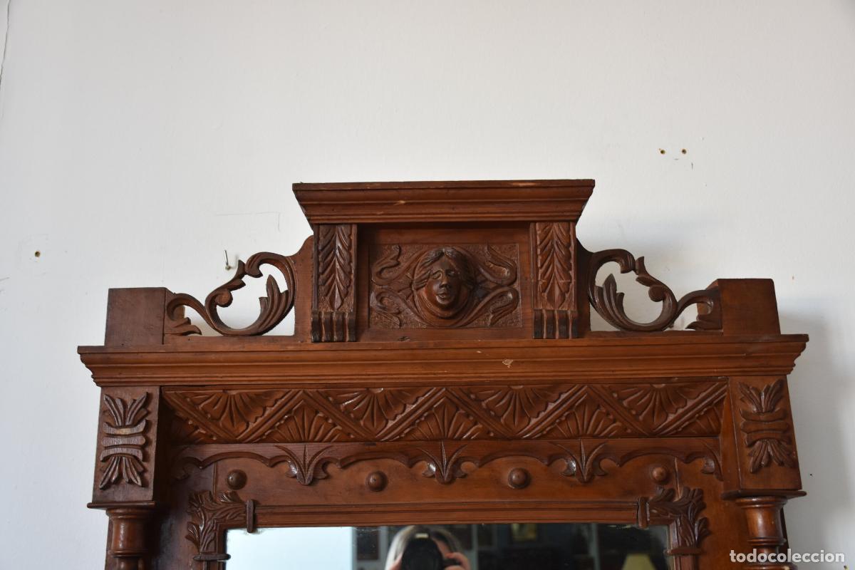 Antig&uuml;edades: Espejo Isabelino madera columnas y mascaron - Foto 2
