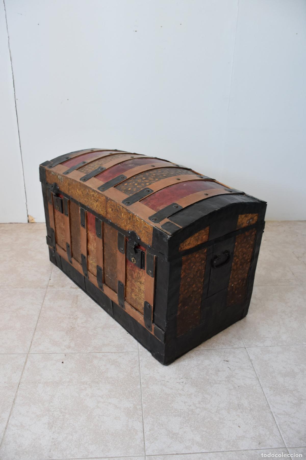 Antig&uuml;edades: Baul de madera con tapa abombada - Foto 6