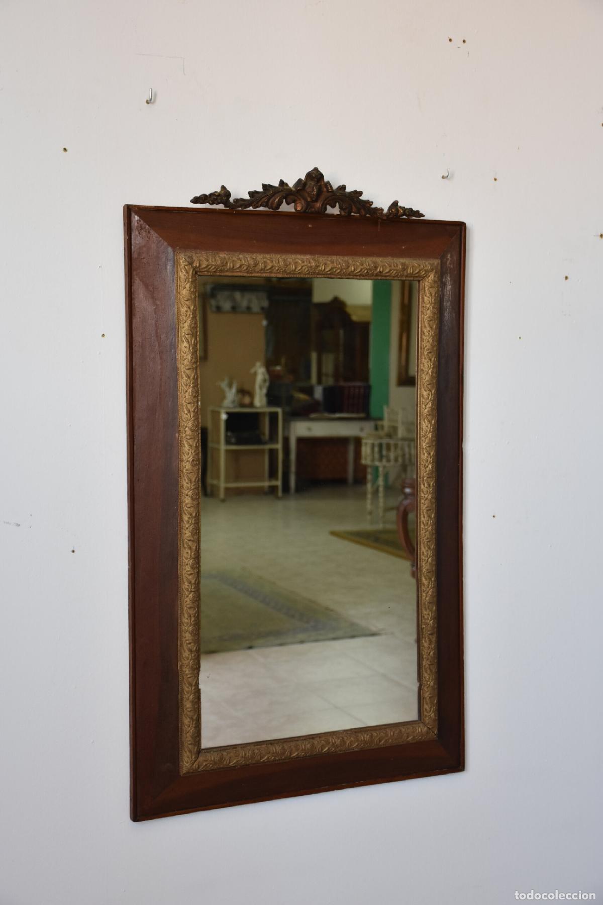 Antiques: Espejo con copete y moldura dorada
