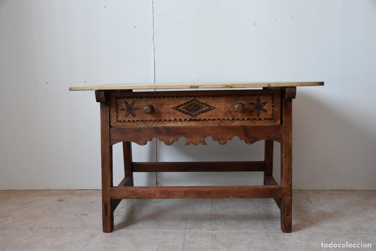 Antig&uuml;edades: Mesa rustica antigua con cajon tallado - Foto 1
