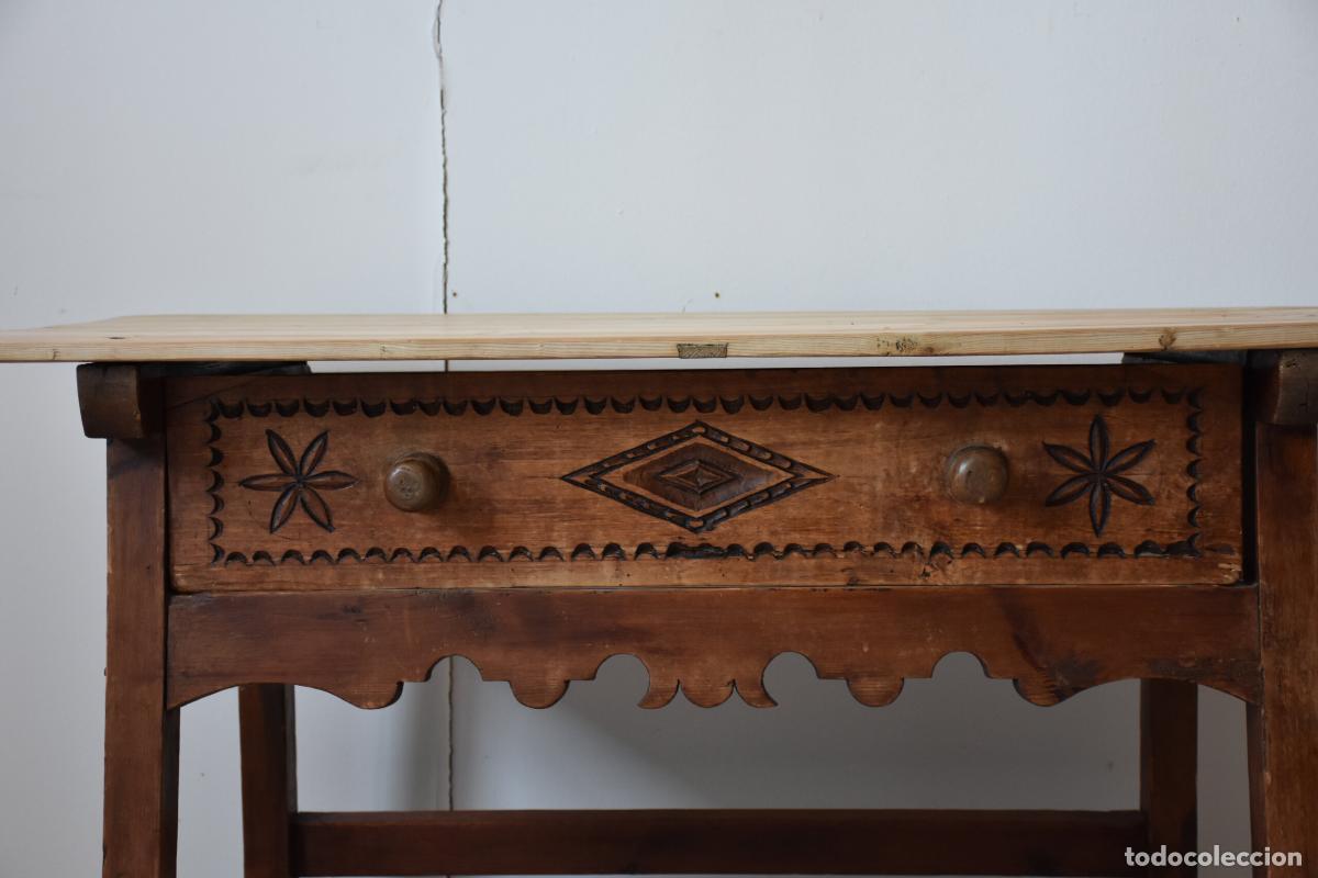 Antig&uuml;edades: Mesa rustica antigua con cajon tallado - Foto 2