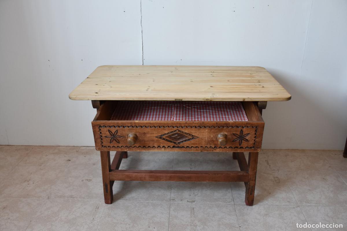 Antig&uuml;edades: Mesa rustica antigua con cajon tallado - Foto 3