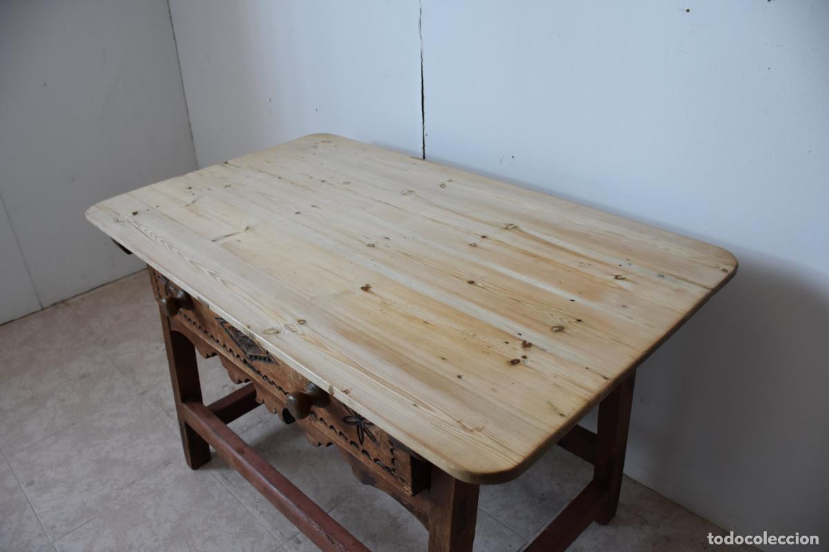 Antig&uuml;edades: Mesa rustica antigua con cajon tallado - Foto 4