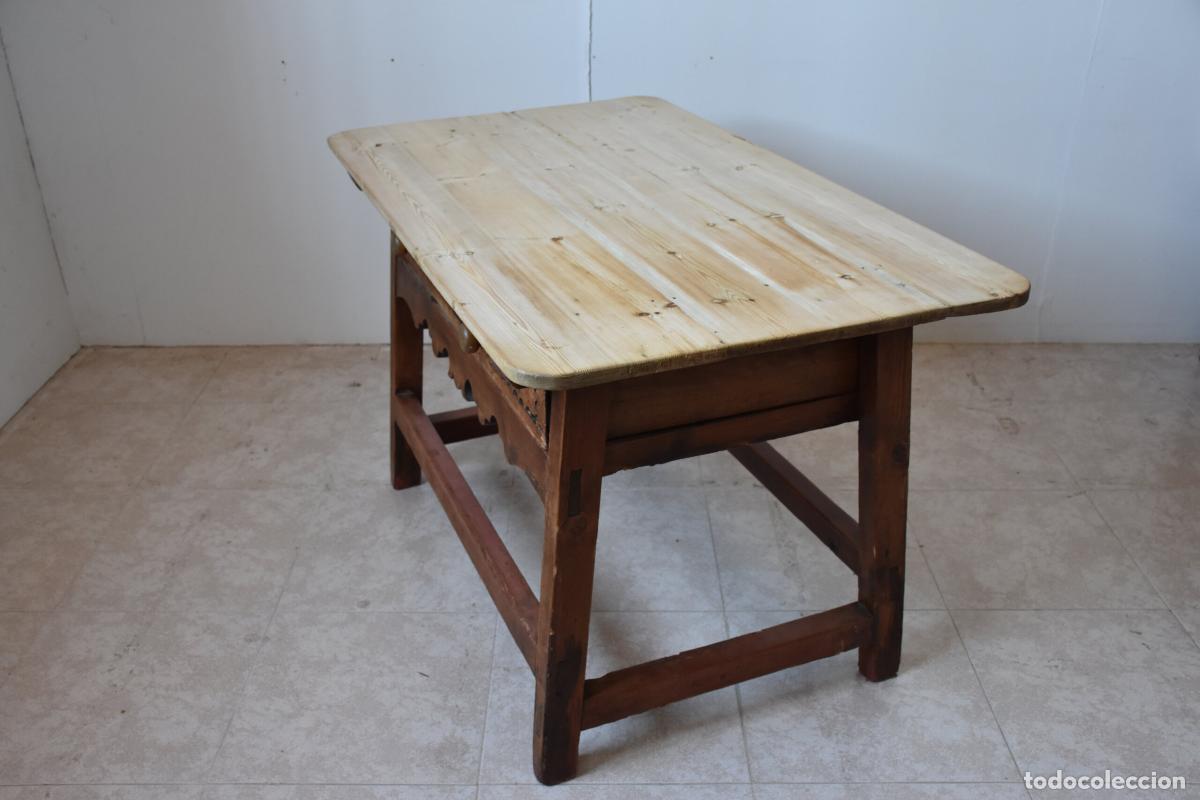 Antig&uuml;edades: Mesa rustica antigua con cajon tallado - Foto 6