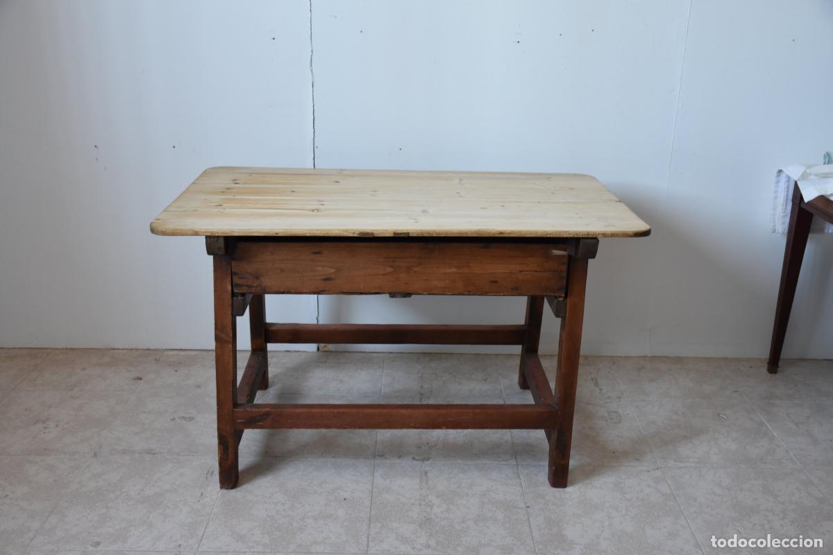 Antig&uuml;edades: Mesa rustica antigua con cajon tallado - Foto 7