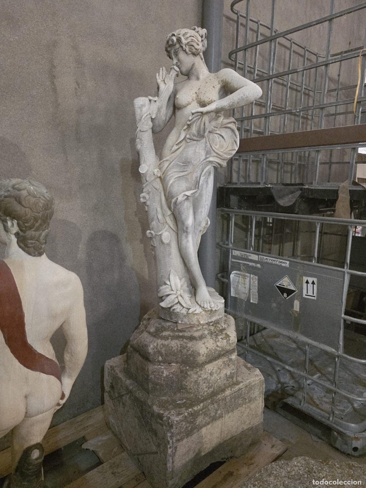 Antiquit&auml;ten: Figura femenina clasica de hormigon sobre base de piedra