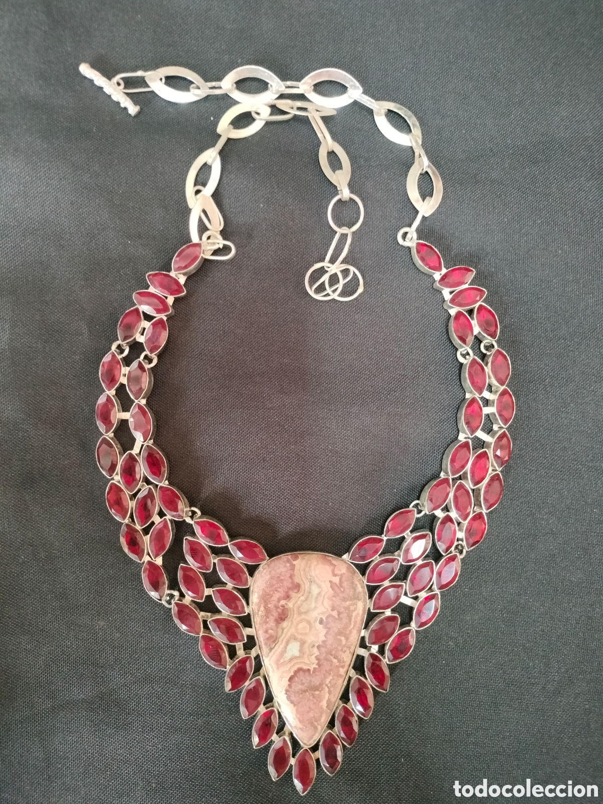 Antig&uuml;edades: Collar gargantilla de plata 926 con rodocrosita central y piedras laterales granate rojos facetados