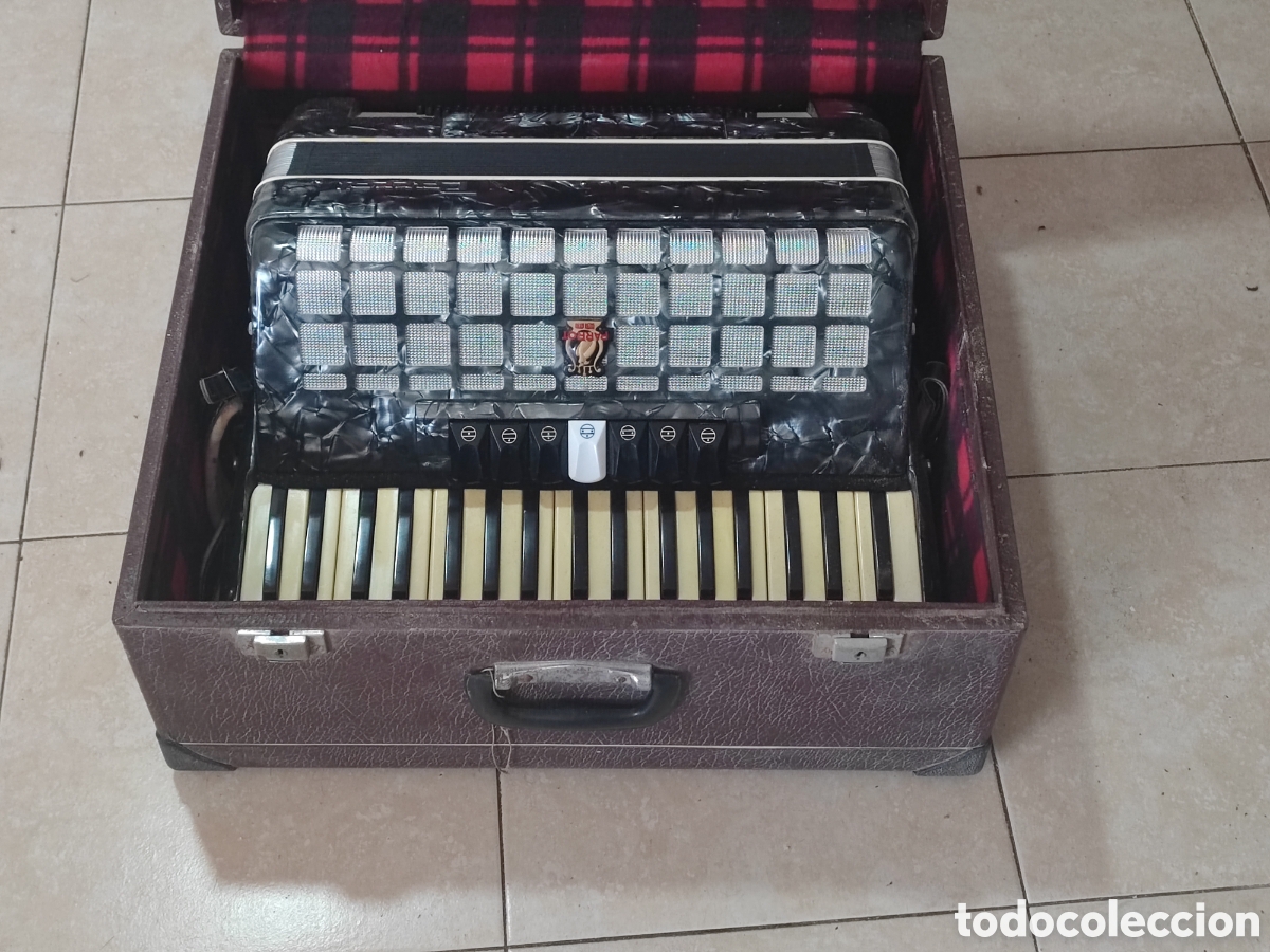 Antig&uuml;edades: Acorde&oacute;n Parrot de 120 bajos + estuche. En perfecto estado.