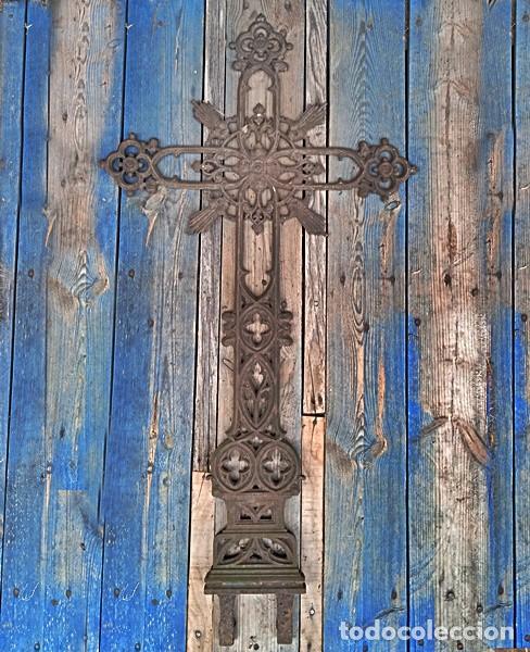 Antig&uuml;edades: Cruz neog&oacute;tica de hierro forjado