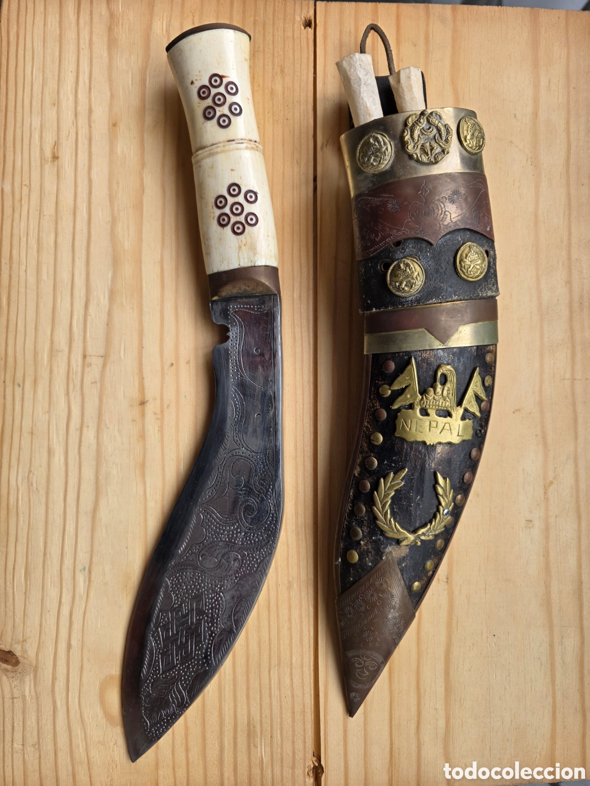 Antig&uuml;edades: KHUKURI / KUKRI NEPAL&Iacute; ARTESANAL &ndash; HOJA GRABADA, EMPU&Ntilde;ADURA DE HUESO Y VAINA DECORADA