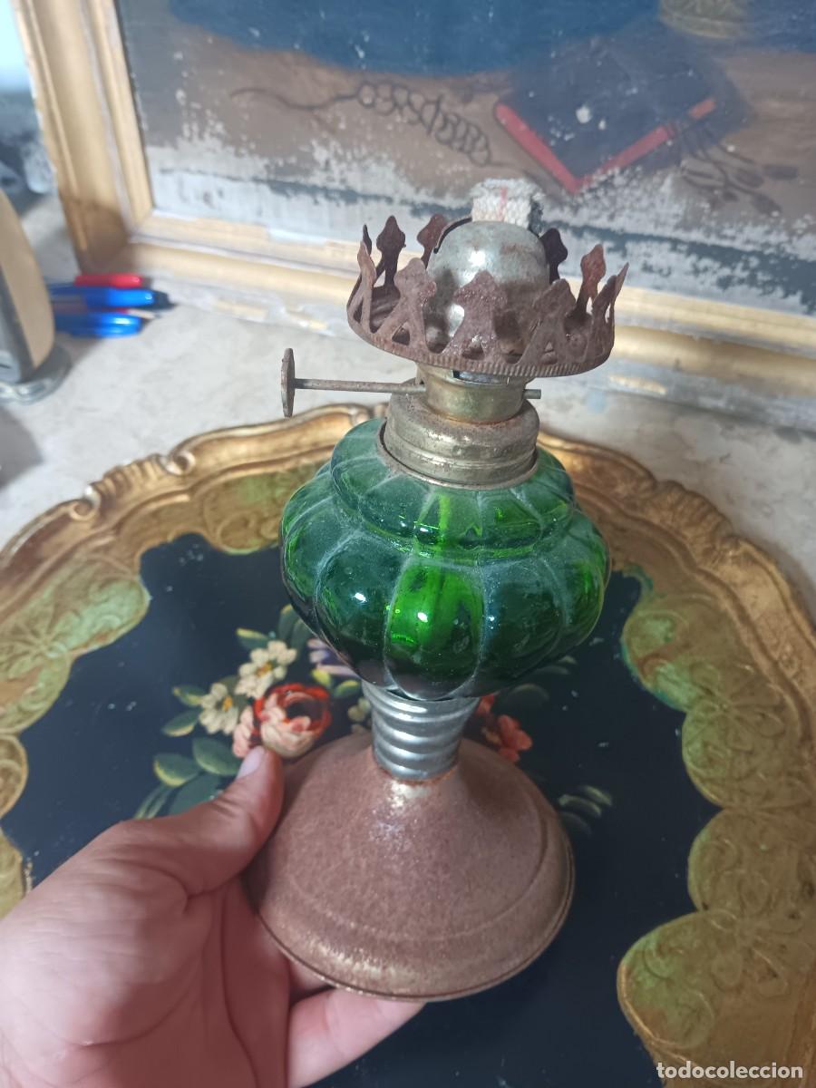 Antig&uuml;edades: quinqu&eacute; antiguo o l&aacute;mpara de aceite, caracterizado por su llamativo dep&oacute;sito de cristal verde y una