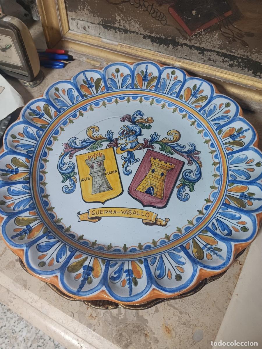 Antig&uuml;edades: plato her&aacute;ldico de cer&aacute;mica de Talavera de la Reina, una pieza decorativa tradicional espa&ntilde;ola pinta