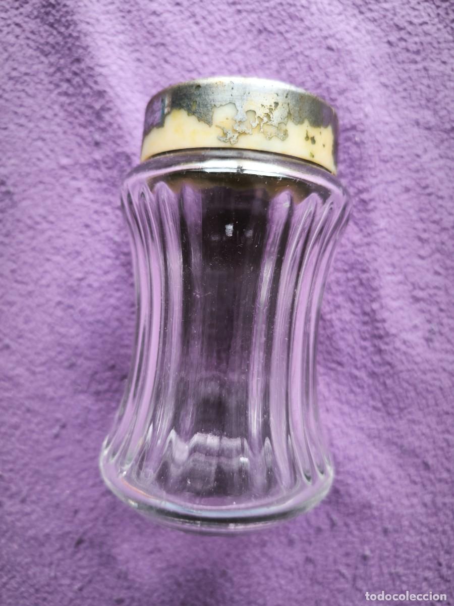 Antig&uuml;edades: Salero Azucarero Vintage - 18 cms - De Cristal Tallado Con Tapa Dosificadora &ndash; Menaje Retro De Mesa