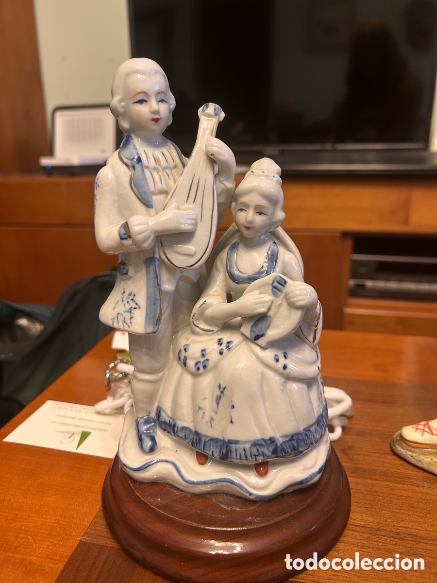 Antig&uuml;edades: figura decorativa de porcelana de estilo galante dieciochesco (Rococ&oacute;)