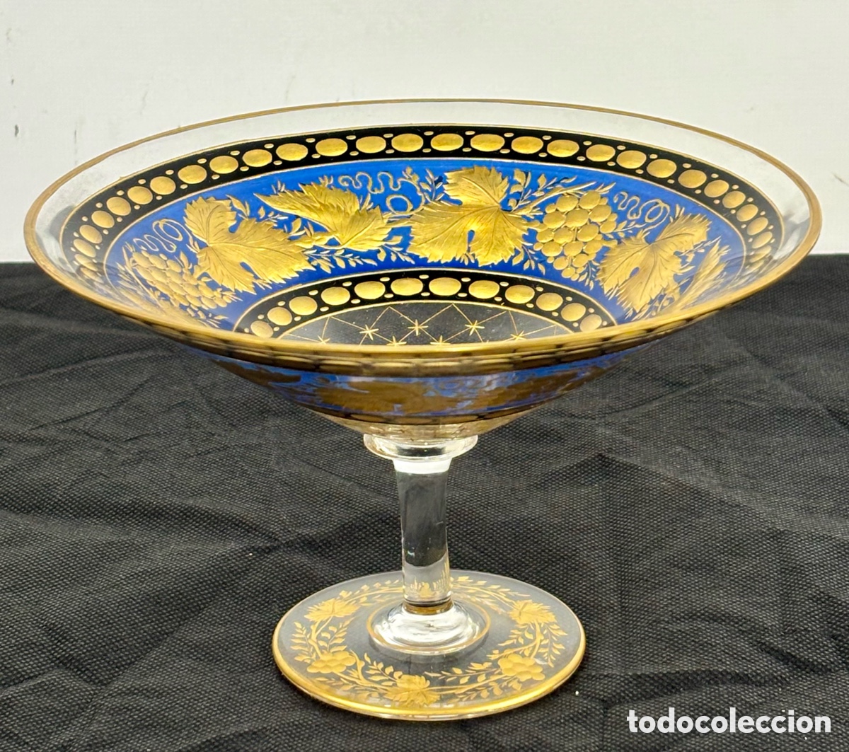 Antig&uuml;edades: CENTRO EN CRISTAL DE BOHEMIA CON DIBUJOS AL ORO FINO, SIGLO XIX