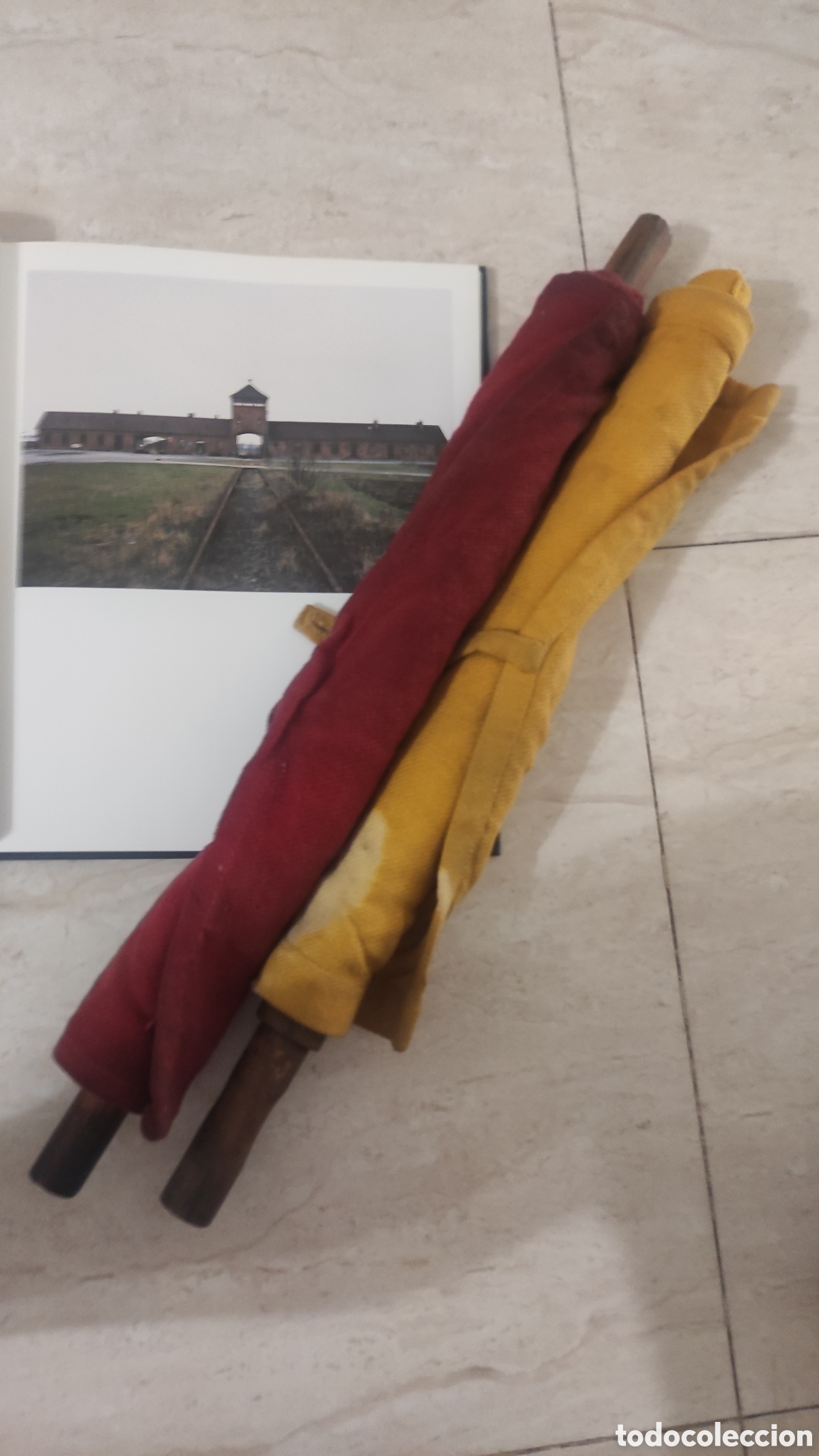 Antig&uuml;edades: Dos banderines de la estaci&oacute;n de Auschwitz II (birkenau)