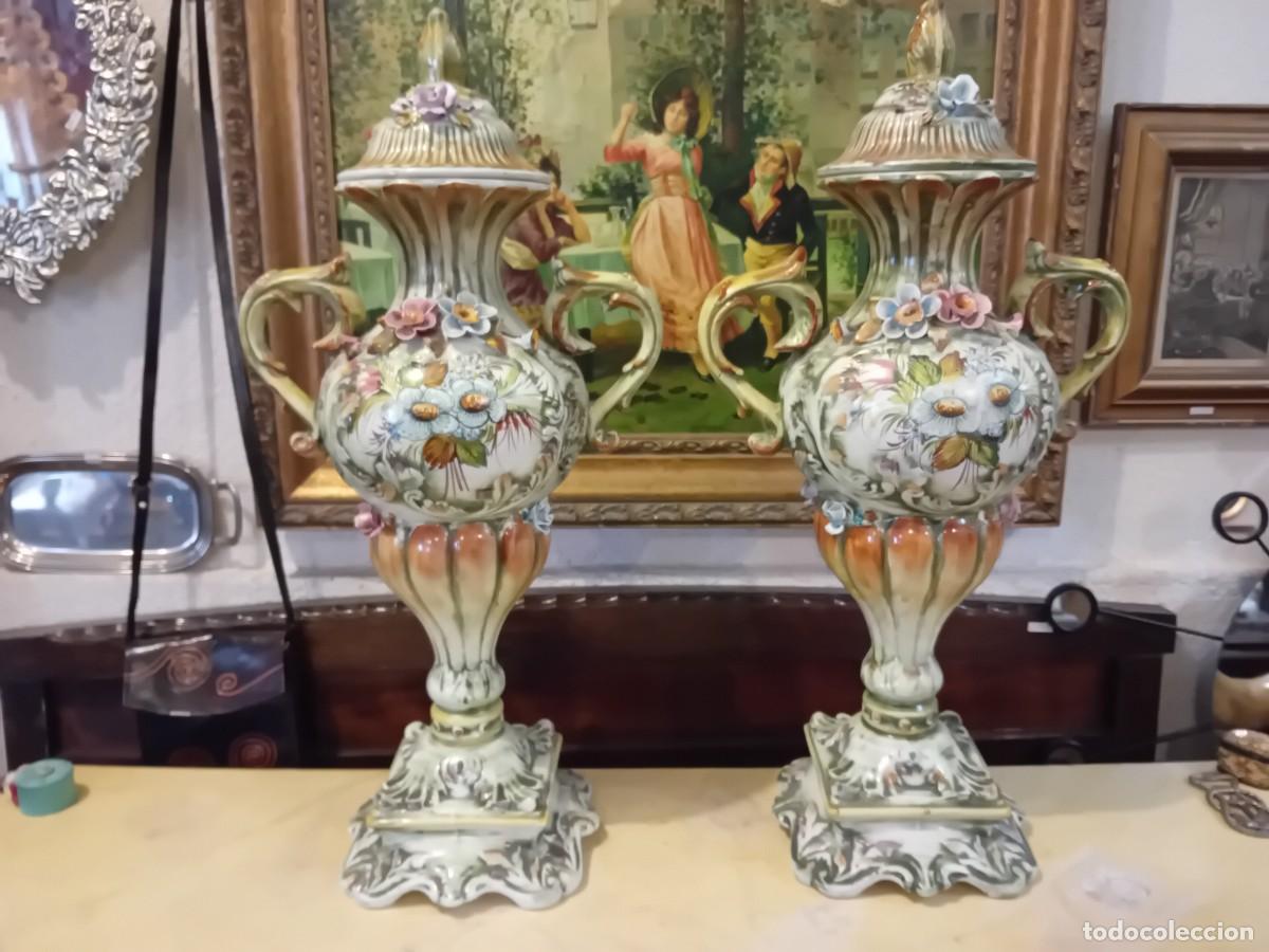 Antig&uuml;edades: Pareja de grandes jarrones firmados capodimonti