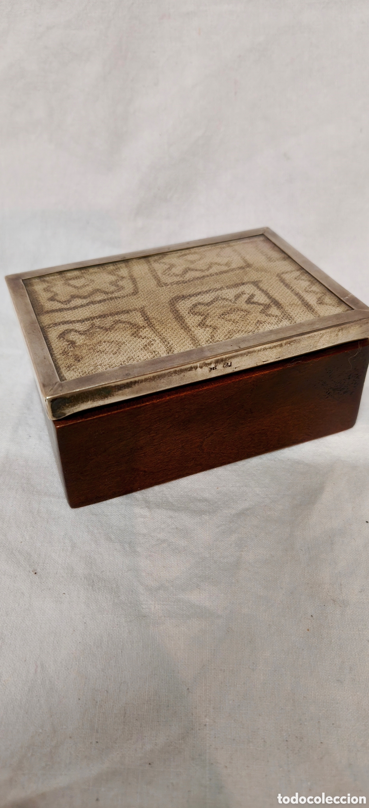 Antig&uuml;edades: Antigua Caja Alhajera Peruana en Madera y Plata de Ley 925 (Platero CRJ) con Textil Precolombino