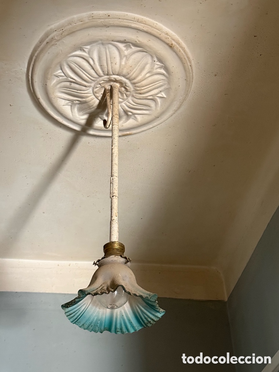 Antig&uuml;edades: Tulipa de cristal con enganche en bronce. Color azul