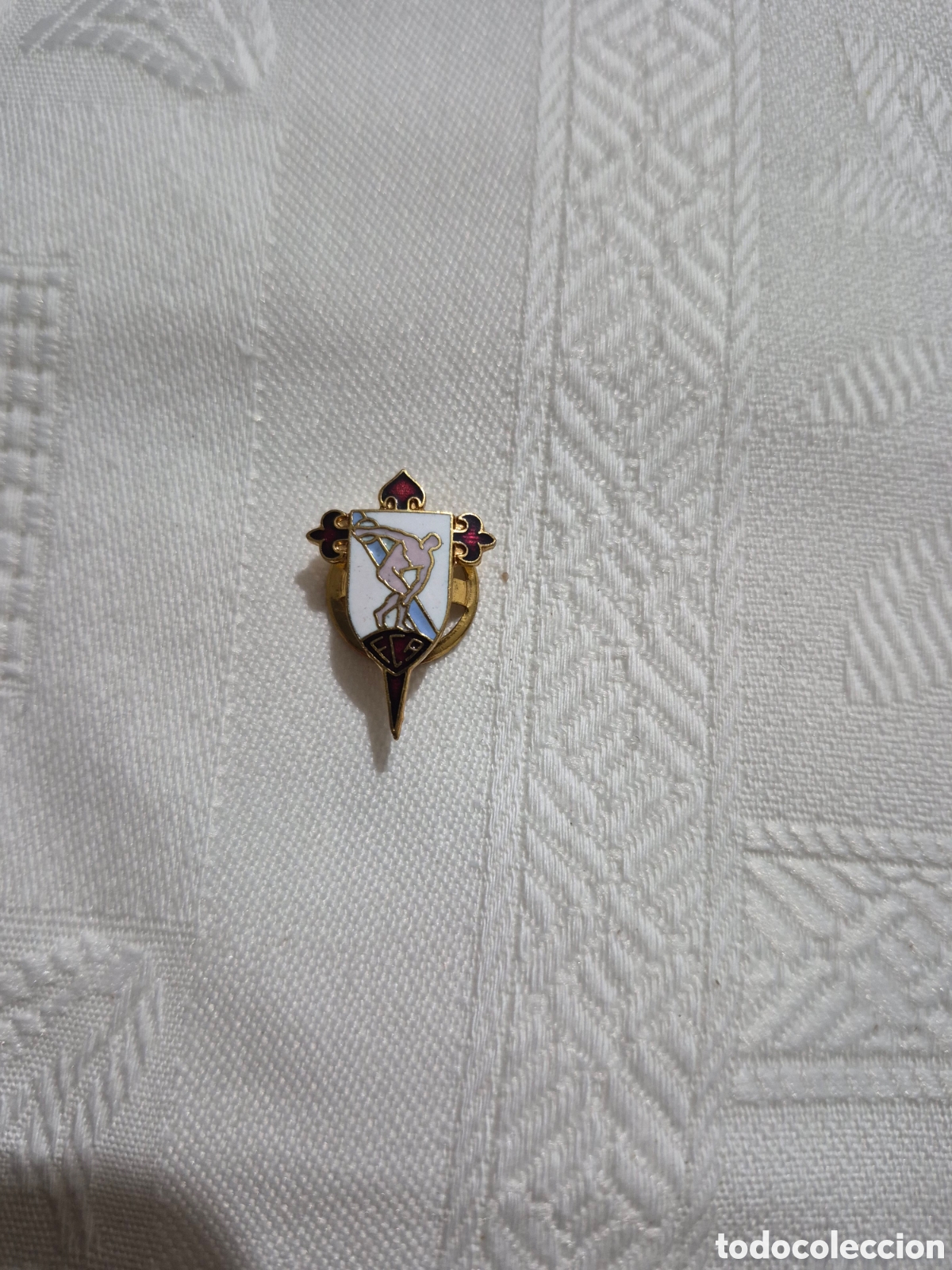 Antig&uuml;edades: Pin de antigua insignia de La federaci&oacute;n gallega de atletismo