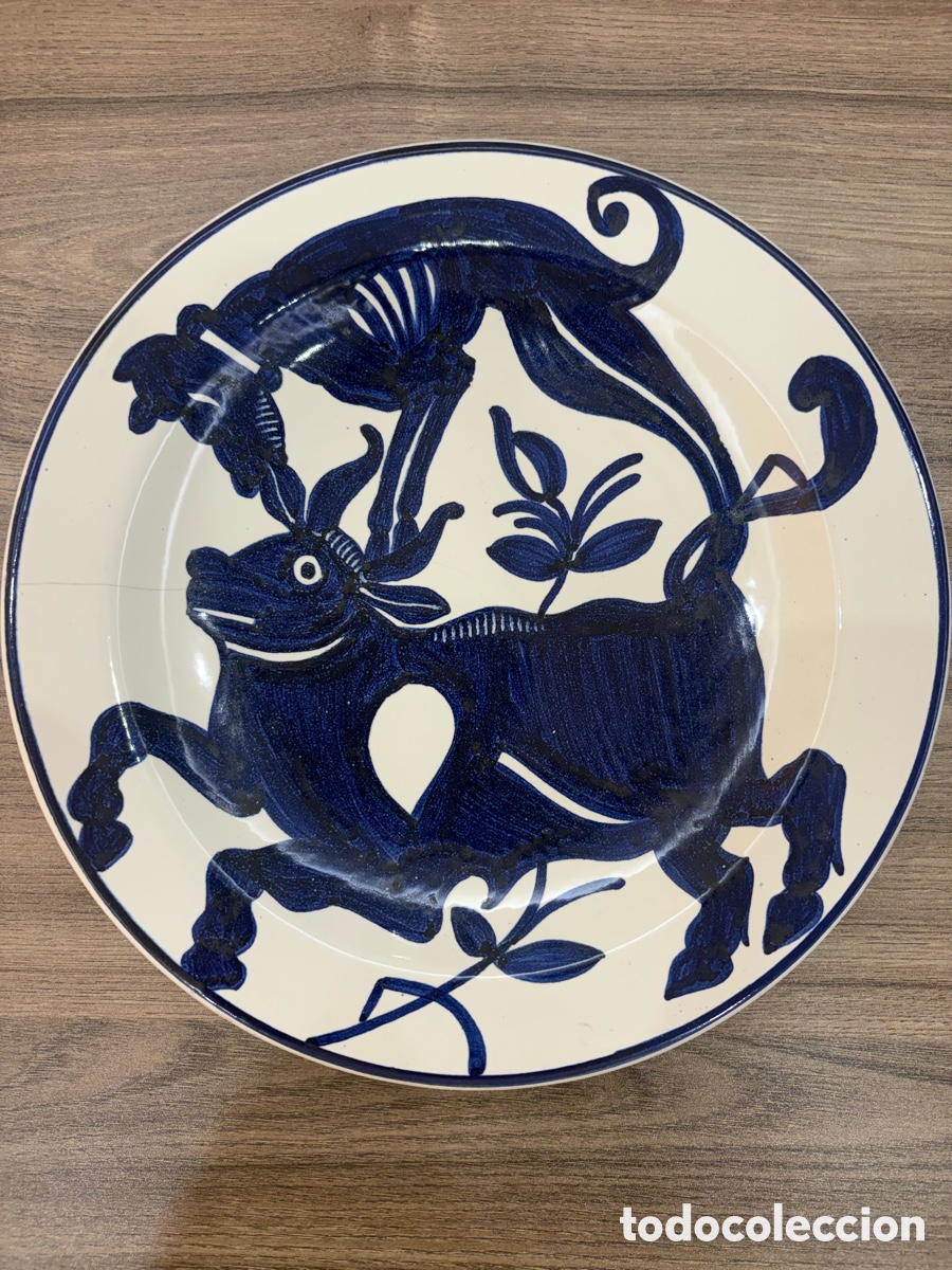 Antig&uuml;edades: Plato Chenoll Manises &ndash; decoraci&oacute;n medieval S. XV &ndash; azul cobalto &ndash; 26 cm &ndash; numerado 50/B
