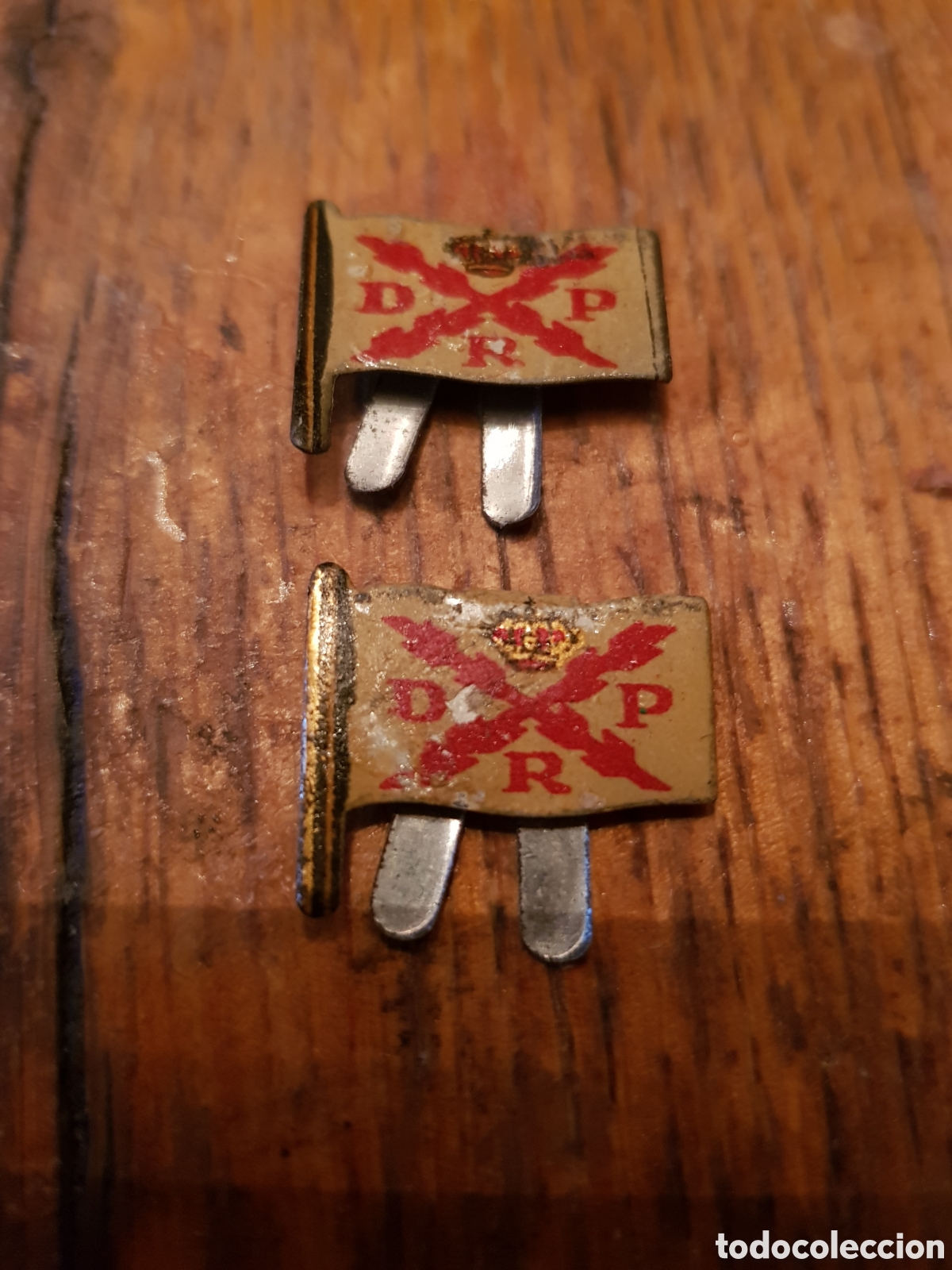 Antig&uuml;edades: PAREJA DE INSIGNIAS REQUETES CARLISMO GUERRA CIVIL