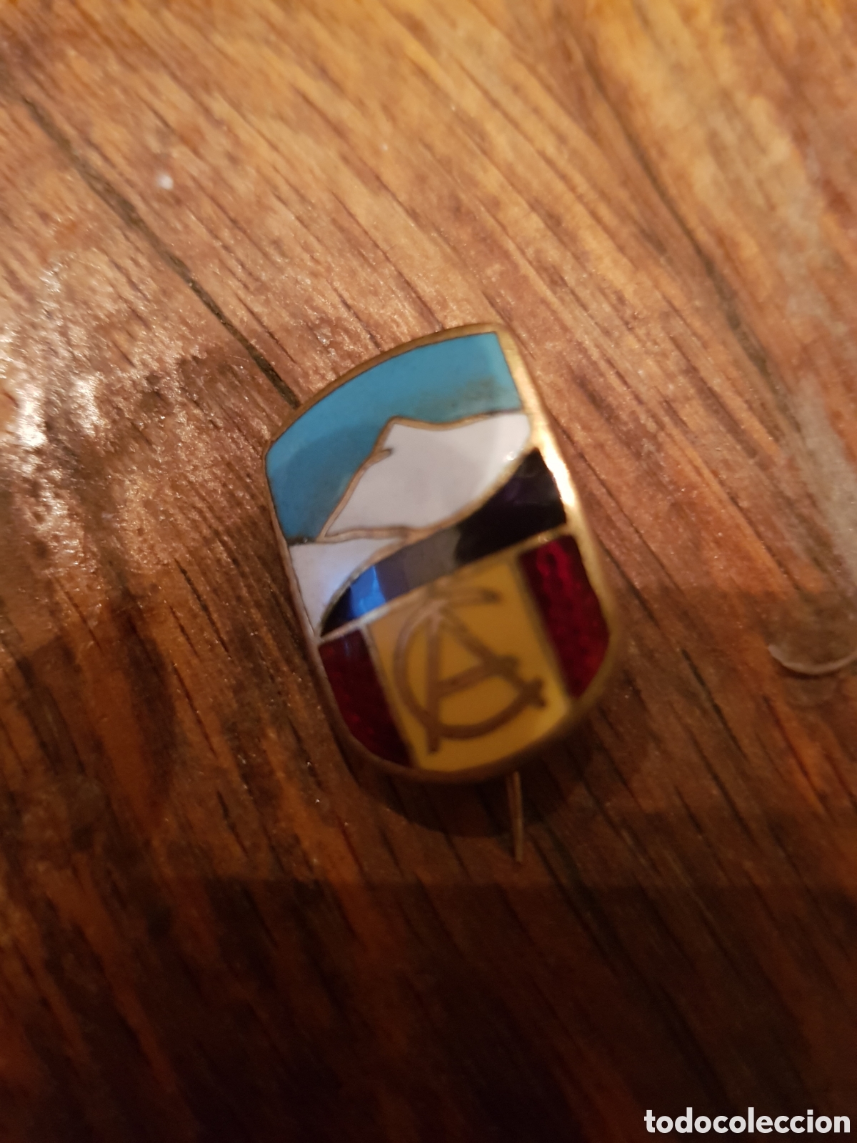 Antig&uuml;edades: ANTIGUA INSIGNIA ESMALTADA DE CEJALVO MADRID