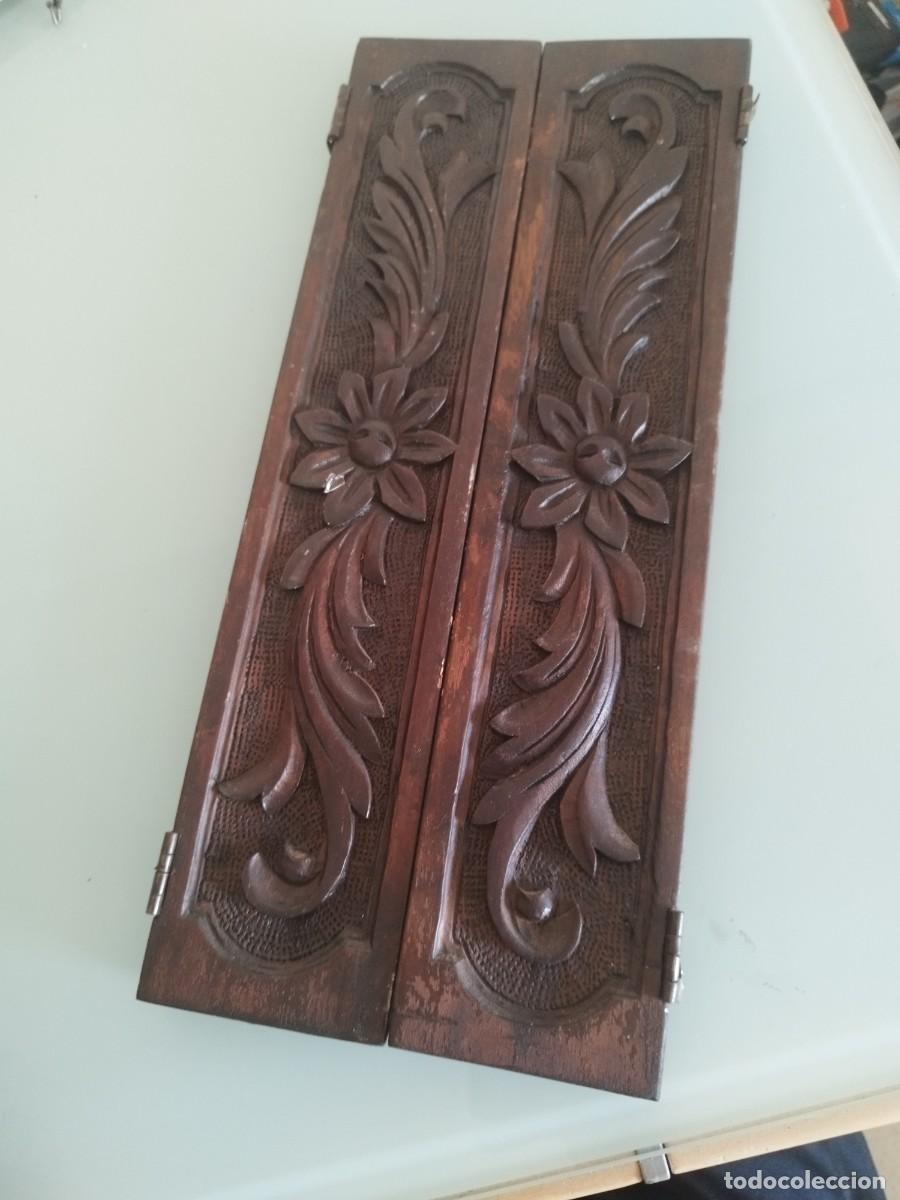 Antig&uuml;edades: Pareja de paneles de madera tallada. Tallas en relieve que muestran una flor central grande.
