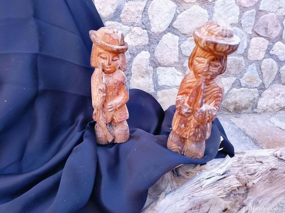Antig&uuml;edades: Pareja antiguas tallas madera m&uacute;sico y campesino