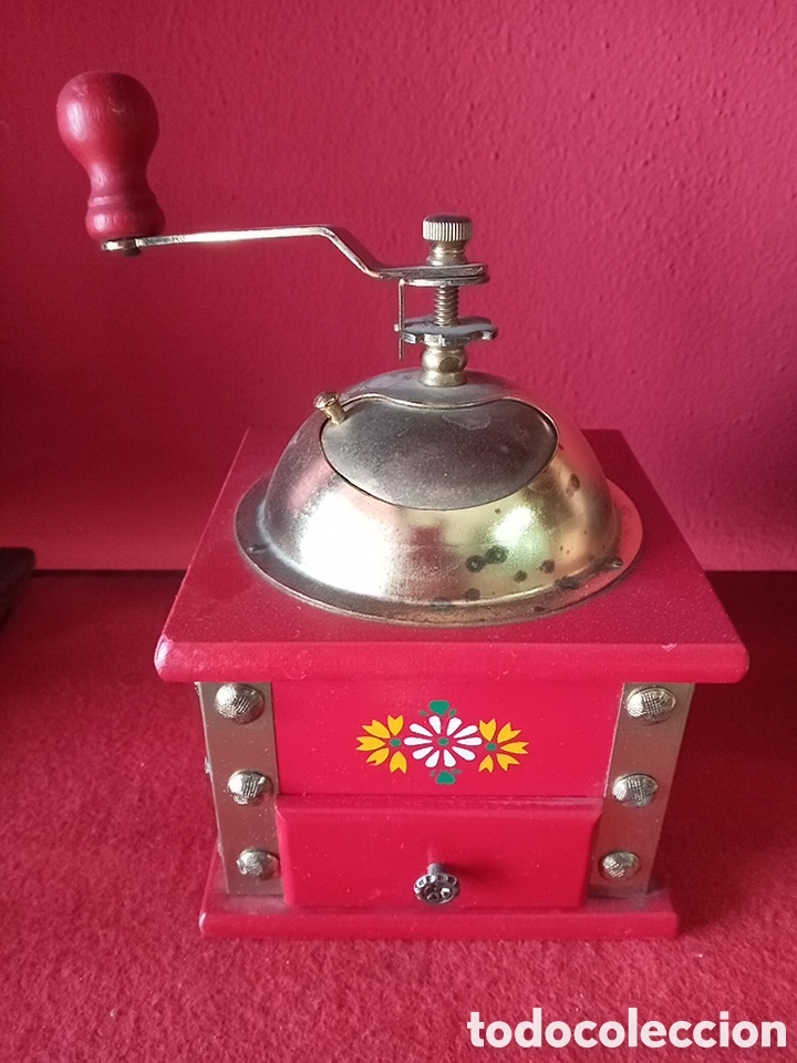 Antig&uuml;edades: PRECIOSO MOLINILLO DE CAF&Eacute; COLOR ROJO MUY DECORATIVO
