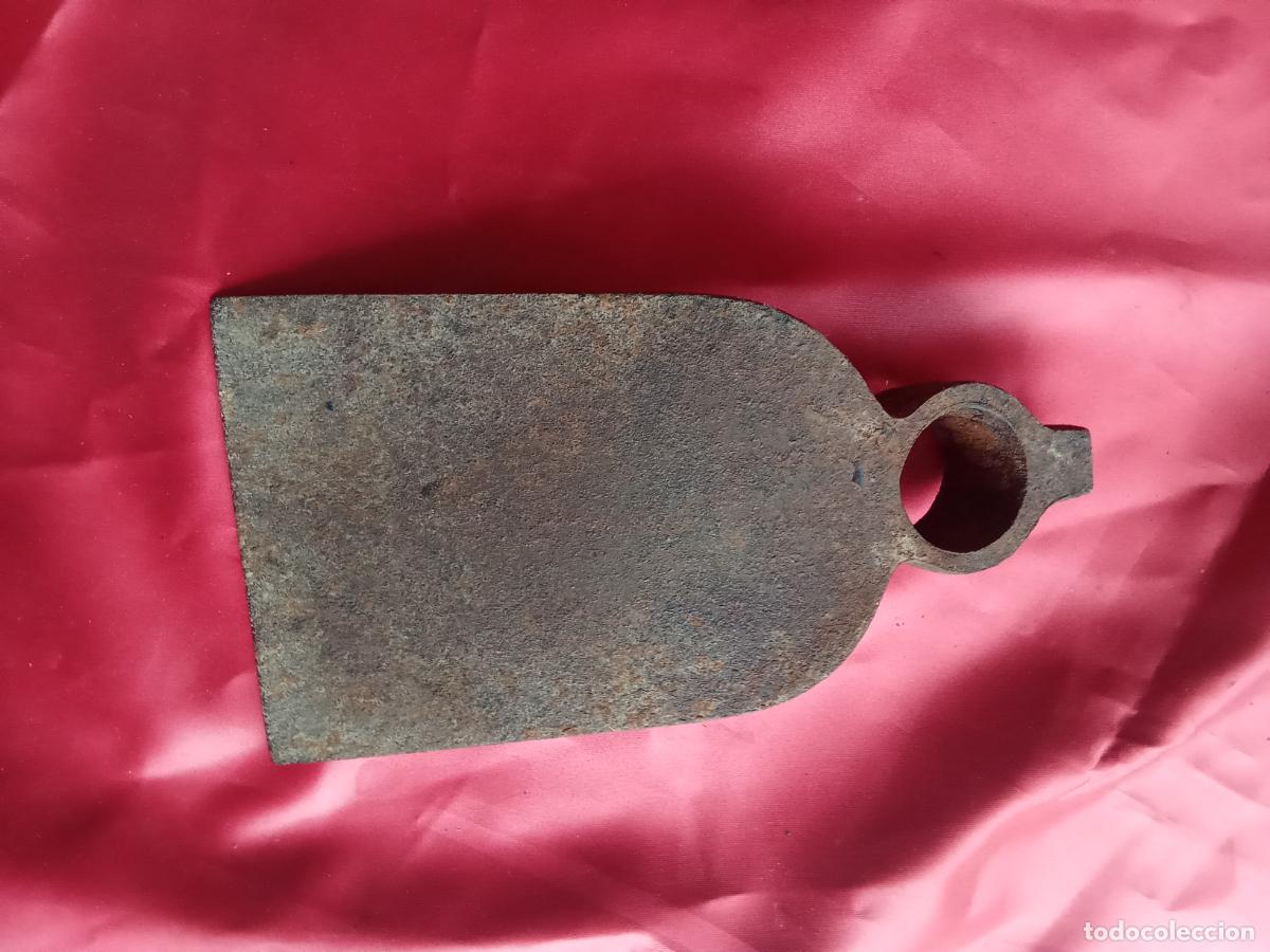 Antig&uuml;edades: Vieja o antigua azada marca bellota. Caja azadas