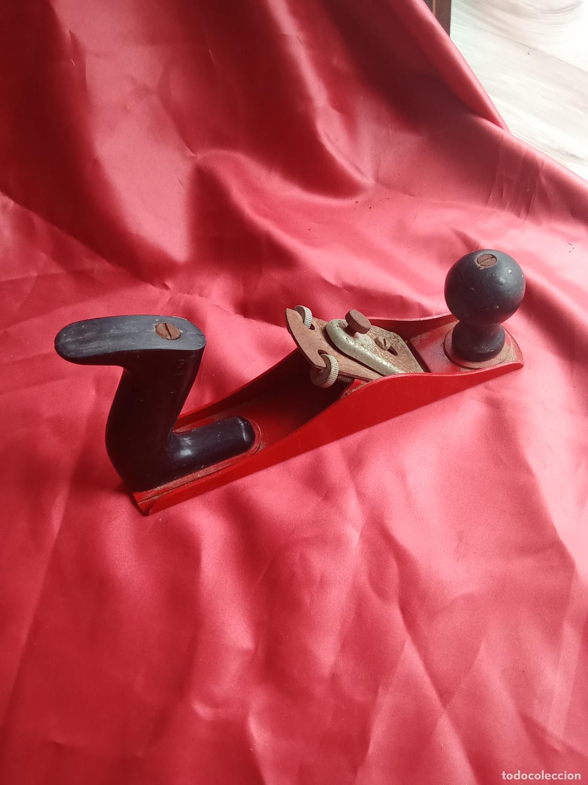 Antig&uuml;edades: Cepillo de carpintero color rojo. Caja cepillos