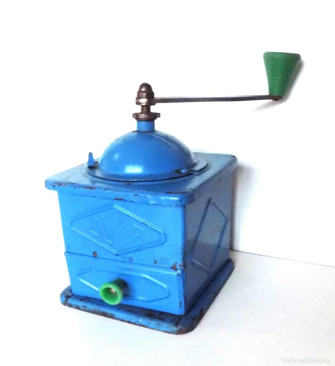 Antig&uuml;edades: MOLINILLO DE CAF&Eacute;, MET&Aacute;LICO -VERDE-, POMO Y TIRADOR DE PL&Aacute;STICO, MARCA ELMA. ESPA&Ntilde;A. CA. 1960/1975