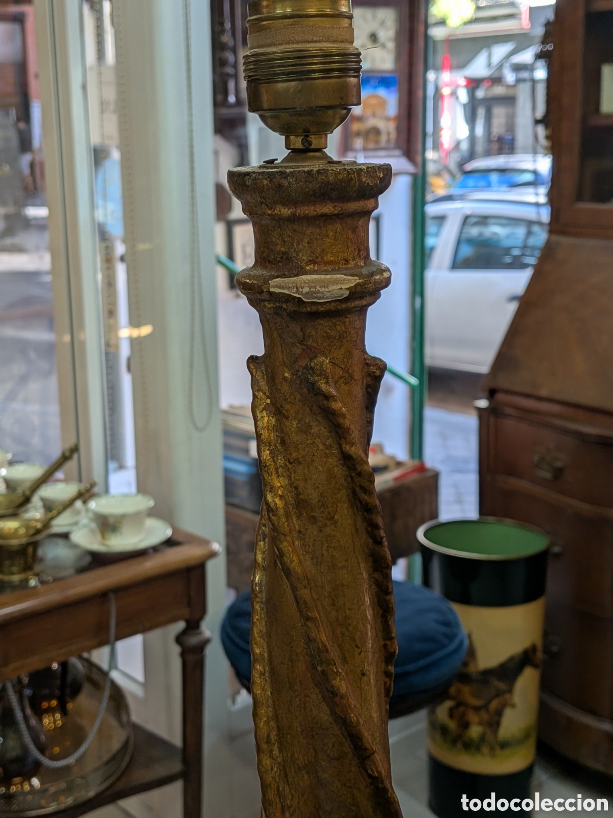 Antig&uuml;edades: Lampara de sobremesa en madera tallada dorada. REF-1904 - Foto 3
