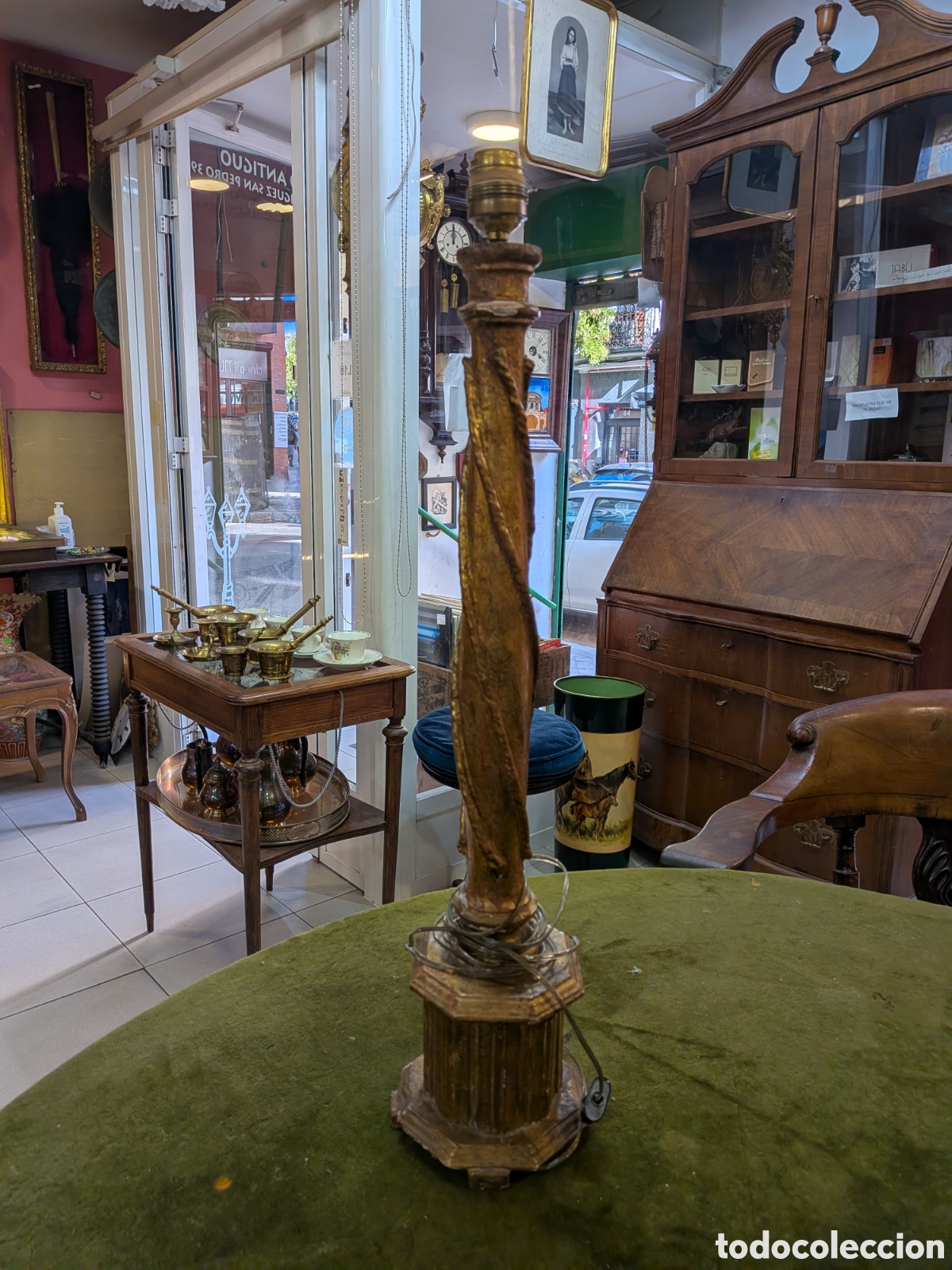 Antig&uuml;edades: Lampara de sobremesa en madera tallada dorada. REF-1904