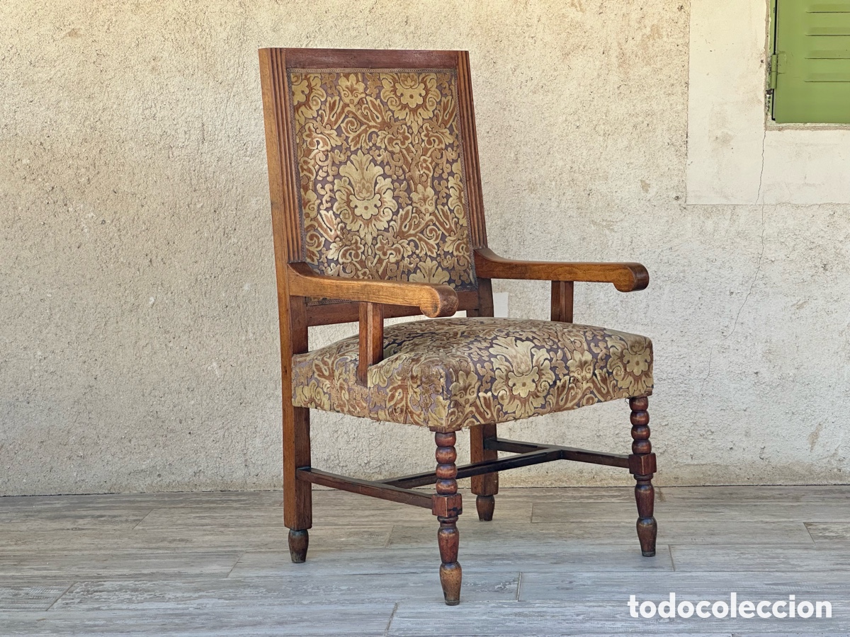 Antig&uuml;edades: Butaca estilo Luis XIII. Madera de nogal tallado. Torneado lenteja.Tapizado terciopelo brocado silla