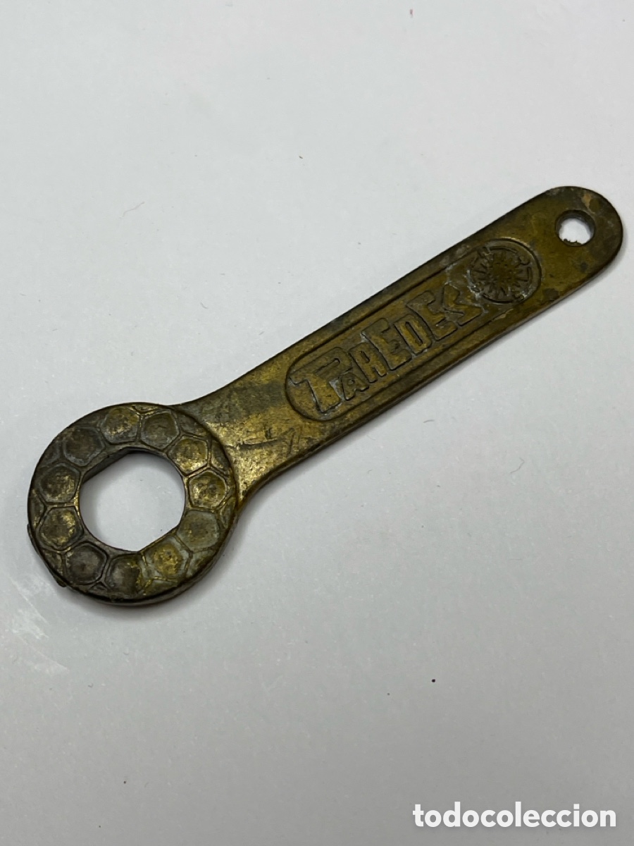 Antig&uuml;edades: Llave Vintage Calzados Paredes para Tacos de Botas de F&uacute;tbol
