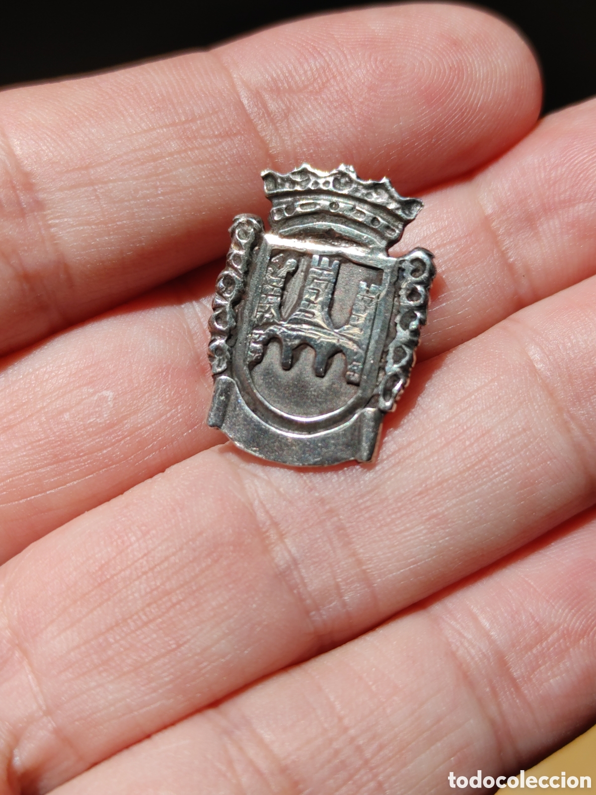 Antig&uuml;edades: Insignia en plata. Con escudo de Tudela. ( Navarra ).