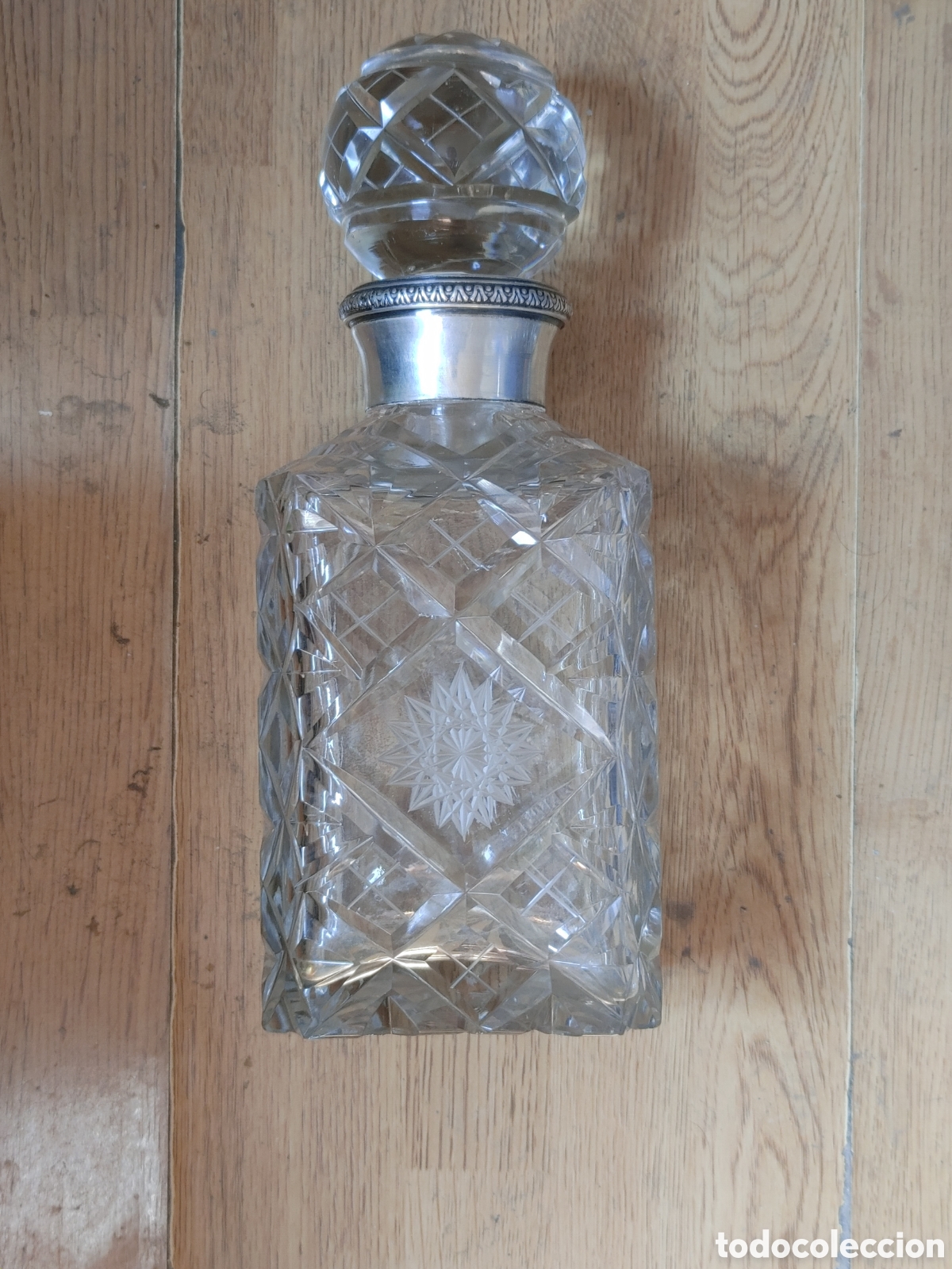 Antig&uuml;edades: Antigua licorera en cristal de roca tallado. Con cuello de plata punzonado.